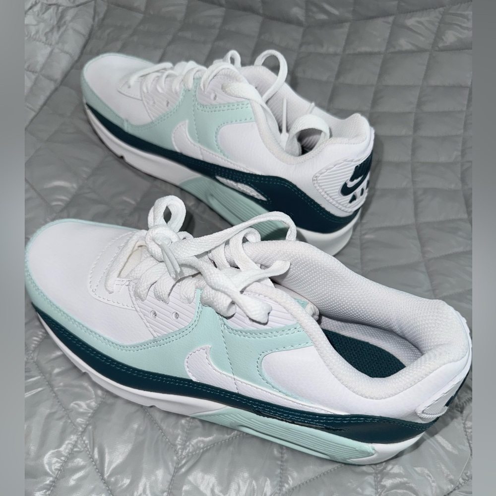 Kids NIKE shoes! Size 4.5 - unisex NWOT - - Picture 2 of 4